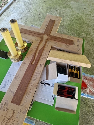 Holzkreuz mit Unterschriften