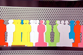 Figuren aus Papier in vielen verschiedenen Farben
