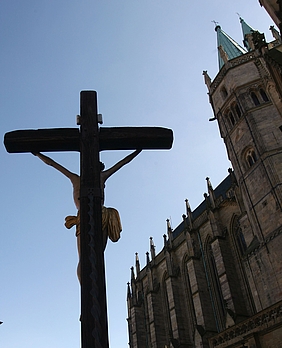 Kreuz auf dem Erfurter Domberg mit Teilansicht des Doms