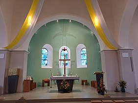 geschmückter Altarraum einer Kirche