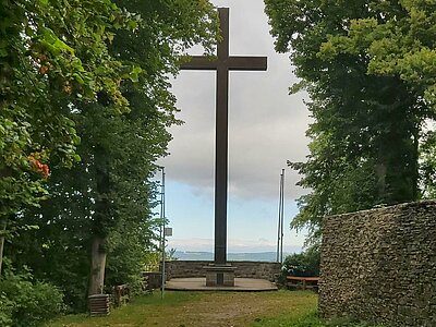 Großes Kreuz auf dem Hülfensberg mit Blick ins Land