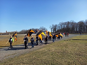 Gedenkmarsch; einige Personen mit Kolping-Fahnen