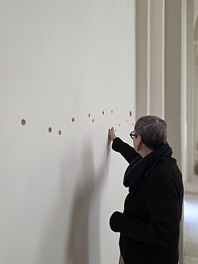 Frau an einer Wand mit Magneten