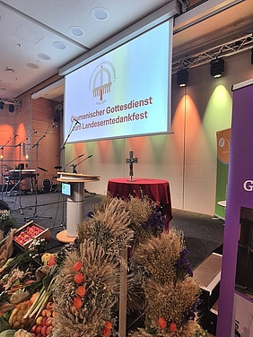 Bühne, geschmückt mit Erntegaben 