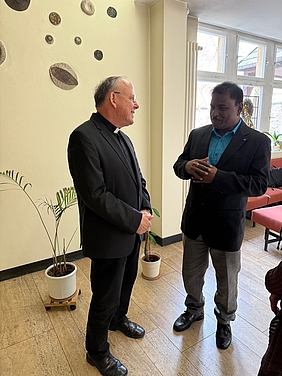 zwei Männer im Gespräch