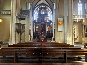 Altarraum und leere Kirchebänke in St. Severi