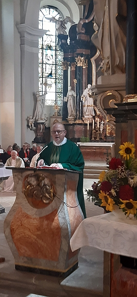 Predigender Pfarrer in einer Kirche