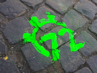 72 Stunden in grüner Schrift auf Straße