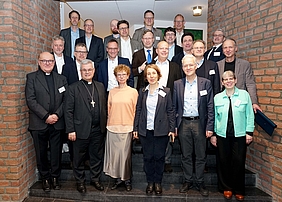 Gruppe von Männern und Frauen