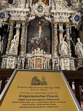 Teil eines Altarbildes und Plakat für ein Konzert