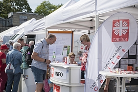 Menschen an einem Informationsstand