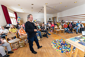 viele Personen in einem Raum