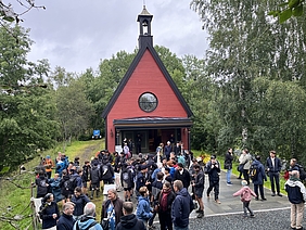 kleine Kapelle, davor Menschen