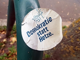 Aufkleber Demokratie statt Hetze an einem Fahrradständer