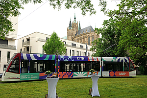 Straßenbahn mit Werbemotiv