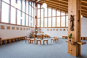 Kapelle mit Holzfenstern, Holzstühlen