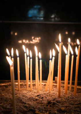 Kerzen in einer Kirche