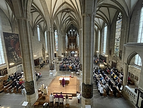 Dom voller Menschen (Aufnahme von oben)