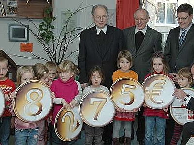 Papst in Gold und Silber nutzt Kindern