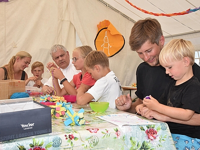 Ein Kirchenzelt auf dem Campingplatz