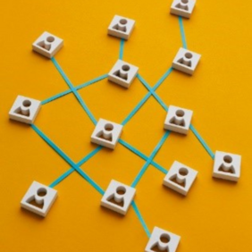 Piktogramm Person mit blauen Streifen verbunden