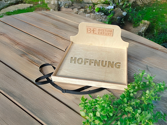 Bauchladen mit Schriftzug Hoffnung