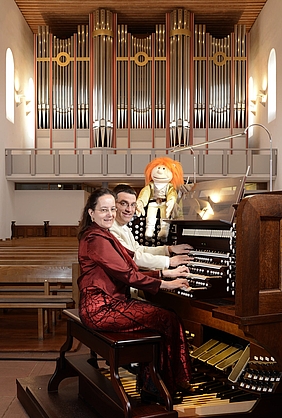 Zwei Personen an einer Orgel