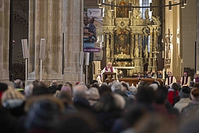 Erfurter Dom innen während eines Gottesdienstes