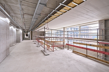 	Treppenaufgang von innen mit Geländer