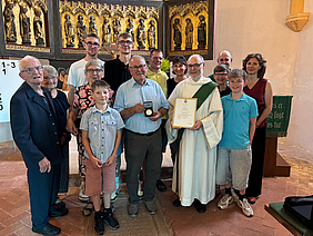 Menschengruppe im Altarraum einer Kirche
