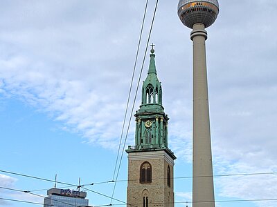 Berliner Fernsehturm und Kirche daneben