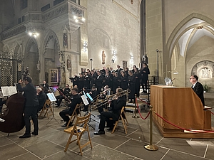 Domchor und Orchester, mit Zentralspieltisch der Orgel