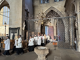 Einzug von Ministranten und Bischof in den Erfurter Dom