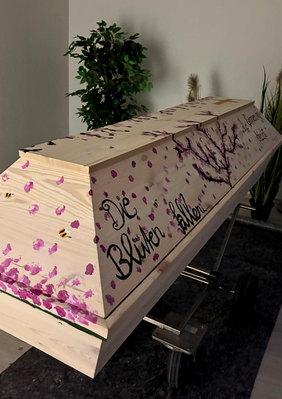 Bunt bemalter Holzsarg