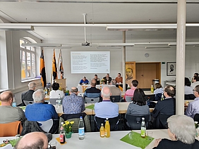 Menschen in einem Konferenzraum