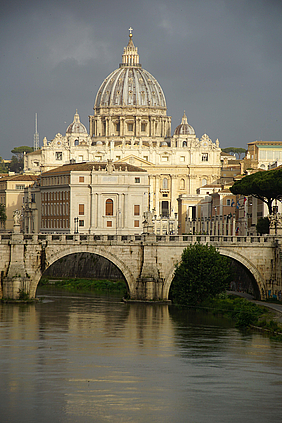 Petersdom vom Tiber aus gesehen