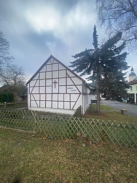 Kirche mit Fachwerk und Kreuz