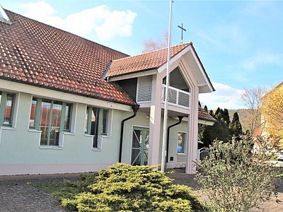 Profanierte Kirche St. Marien und ehemaliges Pfarrhaus in Obermaßfeld