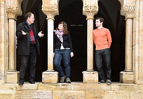 Professor und Studenten im Kreuzgang des Domes