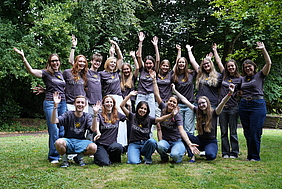 Gruppe von jungen Menschen mit T-Shirts mit Schriftzug Sternsinger