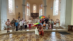 Kinder in einer Kirche mit bunten Schrimen