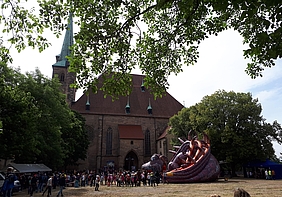 Kinder vor dem Dom