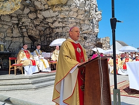 Predigender Bischof; im Hintergrund Altarinsel