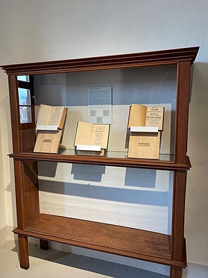 Worbis Kreuzgang Regal Mit Alten Büchern Schimek Img 9128 1