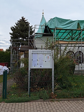 Kirche mit Baugerüst
