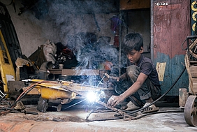arbeitender Junge ihn Bangladesh