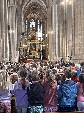 Viele Kinder im Dom
