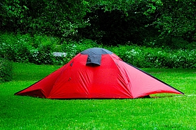 Rotes Zelt auf Wiese
