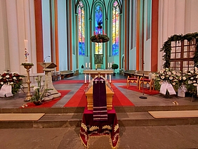 Sarg in der Kirche vor Altar