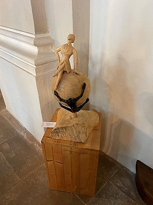 Worbis Kreuzgang Figur Auf Kugel Schimek Img 9124 1